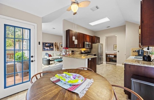 Cedar Park House | Eclipse · Artist Retreat @ Cypress Creek | Hotub | Sleeps 9