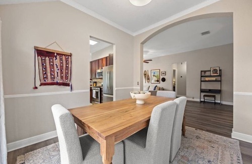 Cedar Park House | Eclipse · Artist Retreat @ Cypress Creek | Hotub | Sleeps 9