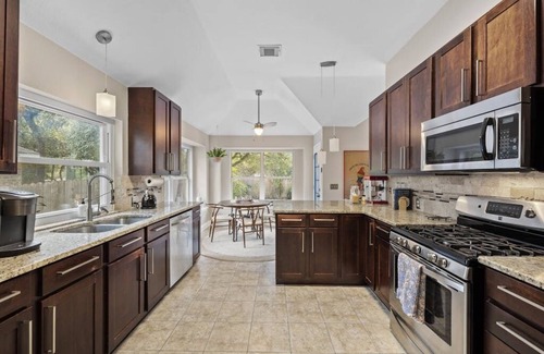 Cedar Park House | Eclipse · Artist Retreat @ Cypress Creek | Hotub | Sleeps 9