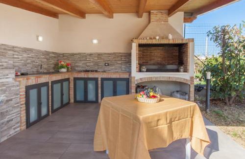Agnone Bagni Apartment | Cozy Eclisse House Steps from the Sea - Pet and Child Friendly