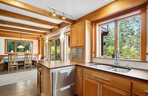 Bainbridge Island House | Eco-Friendly Retreat with Hot Tub & Breathtaking Views