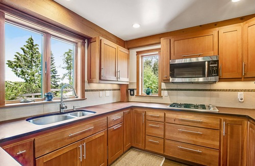 Bainbridge Island House | Eco-Friendly Retreat with Hot Tub & Breathtaking Views