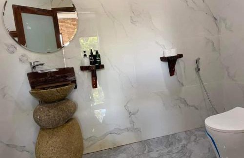 Quan Tom Cabin | Pet-Friendly Eco Floor Bird Song Lodge with Pool Access