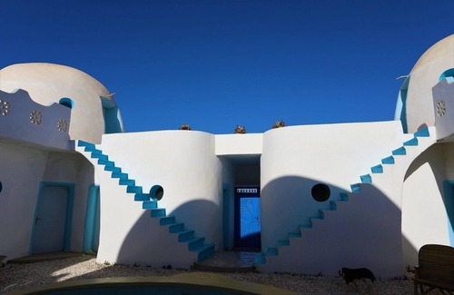 Niaga Villa | Eco-Friendly Guest House Steps from the Beach with Pool