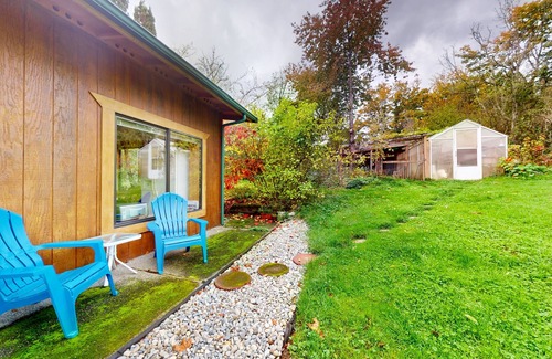 Startup Cabin | Eco-Friendly Log Cabin with Private W/D and Scenic Views