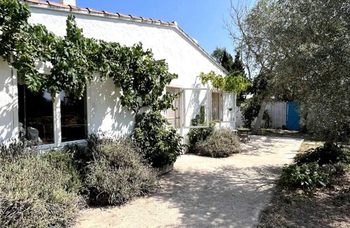 Torroella de Montgri Cottage | Eco House by the Beach - Family & Pet-Friendly Retreat