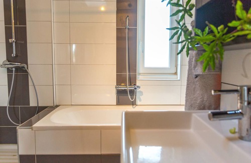 Ailly-sur-Noye House | Eco House With Swimming Pool, BBQ, Trampoline And Cat. Pet friendly
