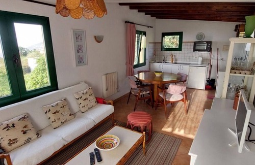 Montijos House | Cozy Eco Retreat with Nature Views & WiFi Amenities