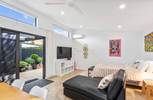 Torrensville Villa | Tranquil EcoBee Studio - Family-Friendly Garden Retreat