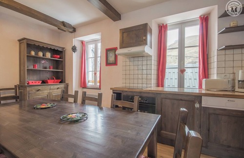 Le Chalmieu House | Cozy Ecole du Village: Family-Friendly Retreat Near Ski Slopes