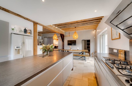 Villeneuve-sur-Yonne House | Eco-Friendly Gites for Groups with Spa & Pet-Friendly Options