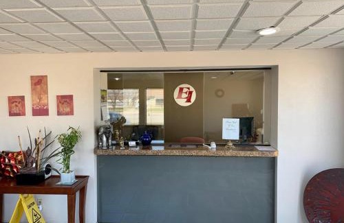 Columbus Hotel | Budget-Friendly Econo Inn with Pool & Pet Amenities