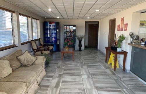 Columbus Hotel | Budget-Friendly Econo Inn with Pool & Pet Amenities