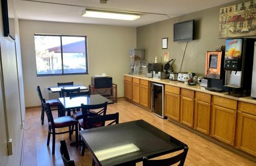 Columbus Hotel | Budget-Friendly Econo Inn with Pool & Pet Amenities