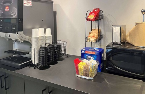 Ste. Foy Hotel | Comfortable Econo Lodge Airport: Spa & Breakfast Included