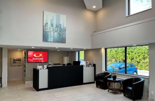 Ste. Foy Hotel | Budget-Friendly Stay at Econo Lodge Airport Quebec