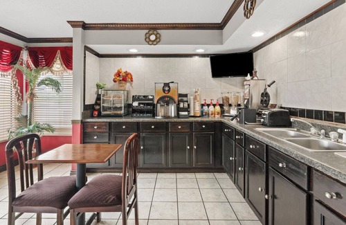 Andalusia Hotel | Budget-Friendly Econo Lodge Andalusia with Pool & Spa