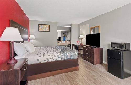 Andalusia Hotel | Budget-Friendly Econo Lodge Andalusia with Pool & Spa