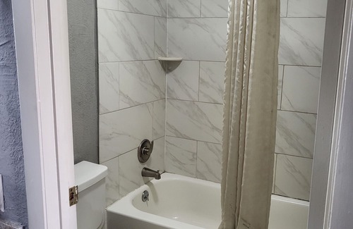 Andalusia Hotel | Budget-Friendly Econo Lodge Andalusia with Pool & Spa