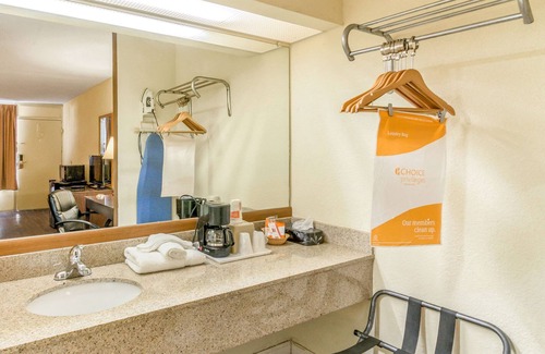 Andalusia Hotel | Budget-Friendly Econo Lodge Andalusia with Pool & Spa