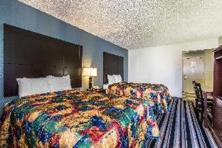 Ardmore Hotel | Budget-Friendly Econo Lodge: Pet-Friendly & Accessible Stay