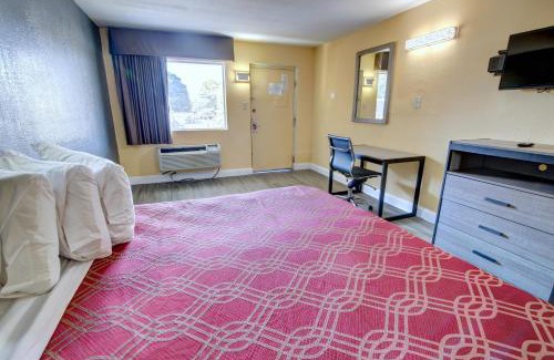 Norfolk - Virginia Beach Cabin | Budget-Friendly Econo Lodge at Military Circle for Families