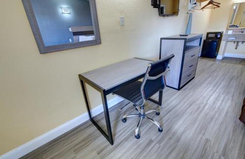 Norfolk - Virginia Beach Cabin | Budget-Friendly Econo Lodge at Military Circle for Families