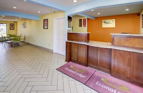 Norfolk - Virginia Beach Cabin | Budget-Friendly Econo Lodge at Military Circle for Families