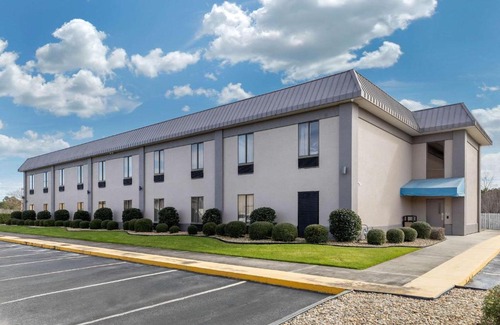 Red Hill Hotel | Budget-Friendly Econo Lodge Near the University with Pool