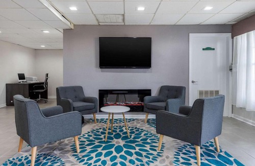 Red Hill Hotel | Budget-Friendly Econo Lodge Near the University with Pool