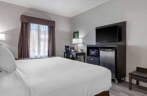 Red Hill Hotel | Budget-Friendly Econo Lodge Near the University with Pool