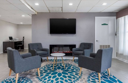 Red Hill Hotel | Budget-Friendly Econo Lodge at the University with Pool & Spa