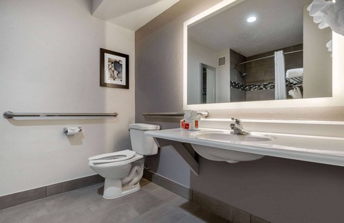 Red Hill Hotel | Budget-Friendly Econo Lodge at the University with Pool & Spa