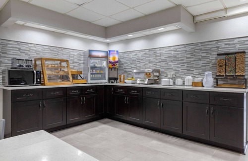 Red Hill Hotel | Budget-Friendly Econo Lodge at the University with Pool & Spa