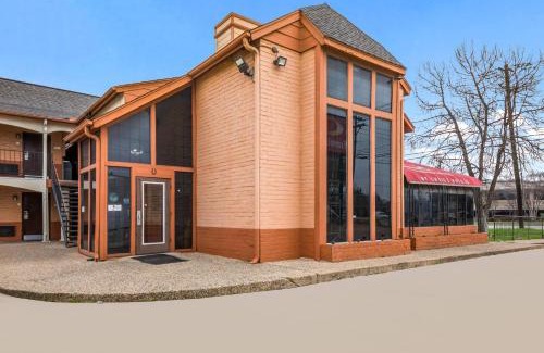 North Burnet Cabin | Convenient Econo Lodge Near The Domain & Arboretum