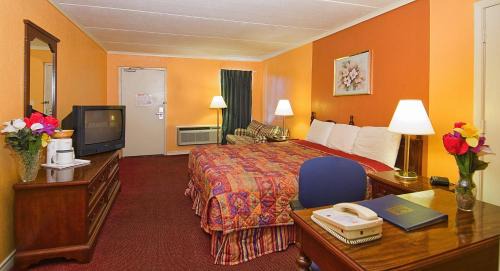 North Burnet Cabin | Convenient Econo Lodge Near The Domain & Arboretum