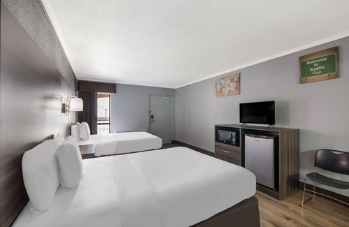 North Burnet Hotel | Convenient Econo Lodge near The Domain with Family Amenities