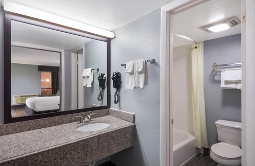 North Burnet Hotel | Convenient Econo Lodge near The Domain with Family Amenities
