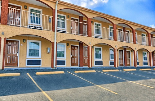 Parker Lane Hotel | Convenient Travelodge by Wyndham Austin South Stay Awaits