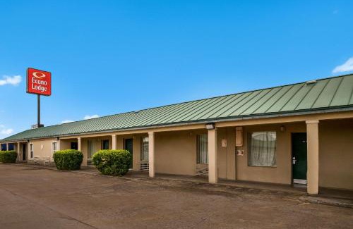 Bartlesville Cabin | Pet-Friendly Econo Lodge Bartlesville with Pool Access
