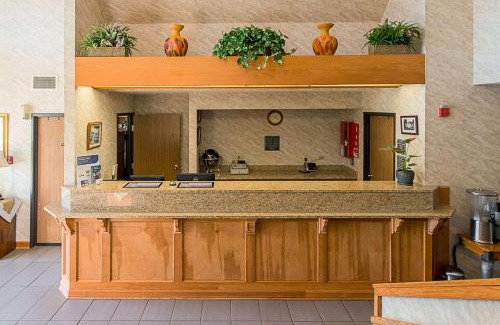 Buckley Cabin | Cozy Econo Lodge: Oceanfront Stay with Pet-Friendly Comfort