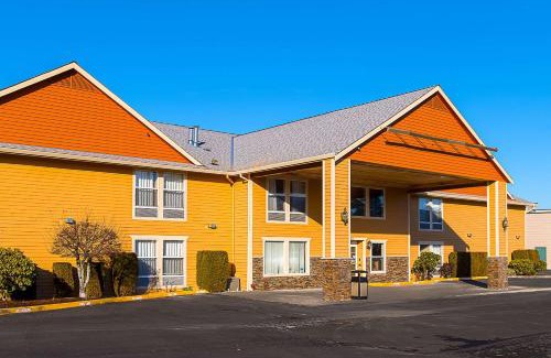 Buckley Cabin | Cozy Econo Lodge: Oceanfront Stay with Pet-Friendly Comfort