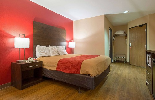 Buckley Hotel | Budget-Friendly Econo Lodge Buckley with Spa & Breakfast