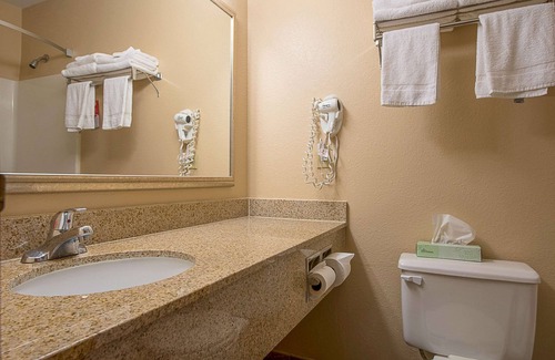 Buckley Hotel | Budget-Friendly Econo Lodge Buckley with Spa & Breakfast