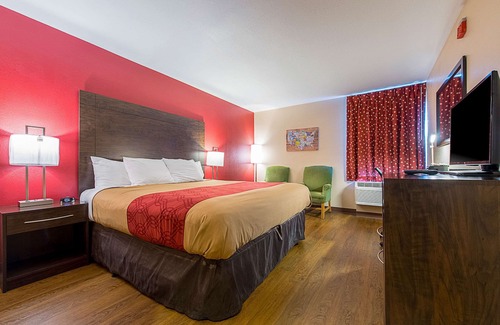Buckley Hotel | Budget-Friendly Econo Lodge Buckley with Spa & Breakfast