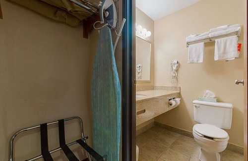Buckley Hotel | Budget-Friendly Econo Lodge Buckley with Spa & Breakfast