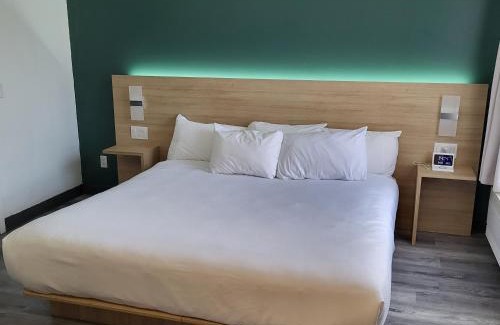 Deschambault-Grondines Cabin | Budget-Friendly Econo Lodge: Pet Friendly & Family Welcoming