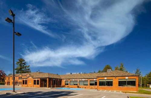 Deschambault-Grondines Cabin | Budget-Friendly Econo Lodge: Pet Friendly & Family Welcoming