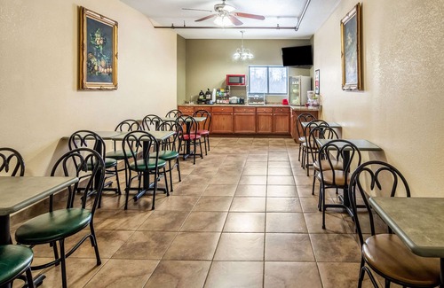 Cadillac Hotel | Budget-Friendly Econo Lodge Cadillac with Family Amenities