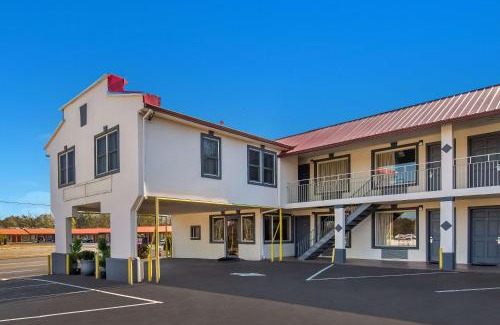 Calhoun Hotel | Budget-Friendly Econo Lodge Calhoun North with Pool Access